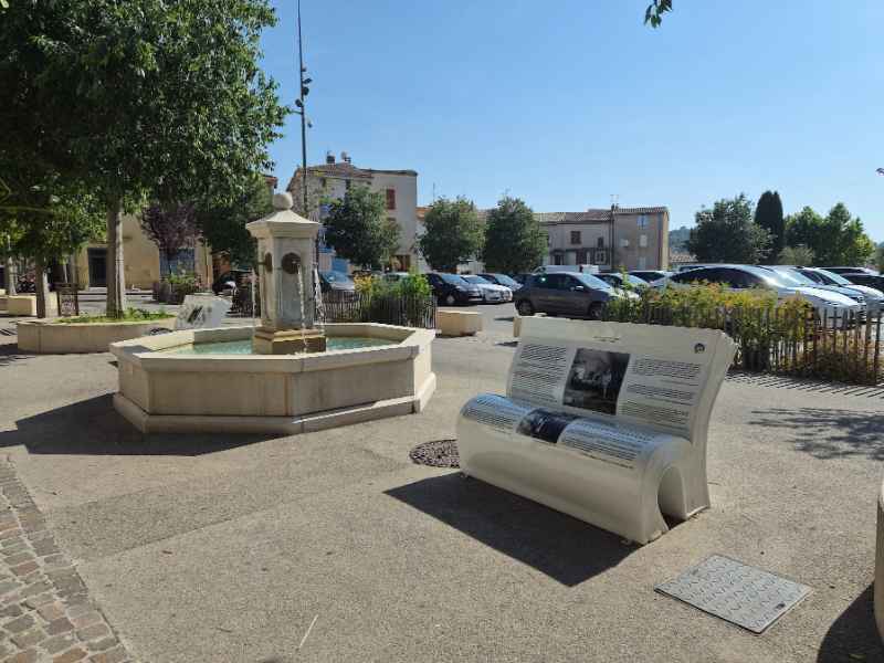 Manosque Trg s fontanom i klupom knjigom