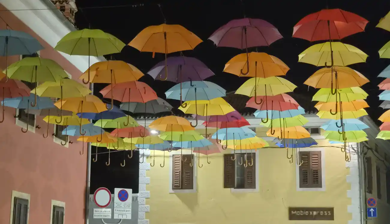 Kišobrani u starom gradu - Novigrad