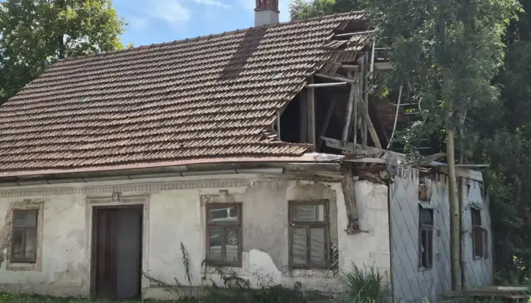 Ruševina - stara kuća u Ravnoj Gori koja propada.