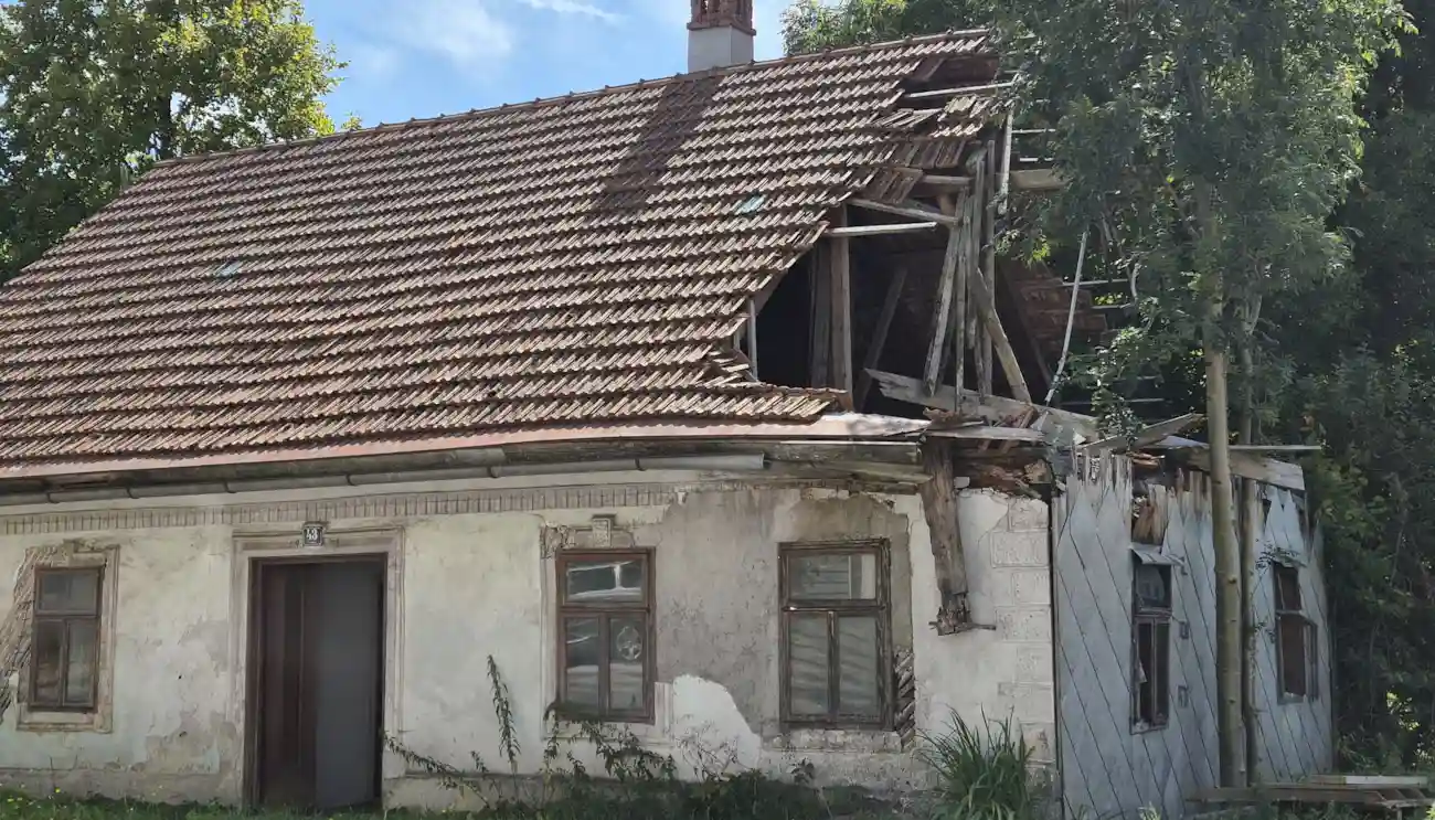 Ruševina - stara kuća u Ravnoj Gori koja propada.