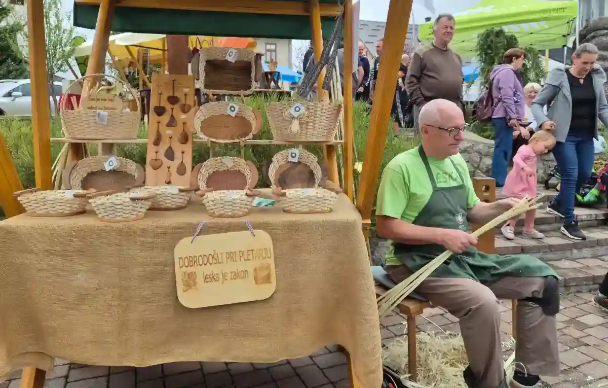 Majstor pletar plete tradicionalne košare od ljeskovih šiba