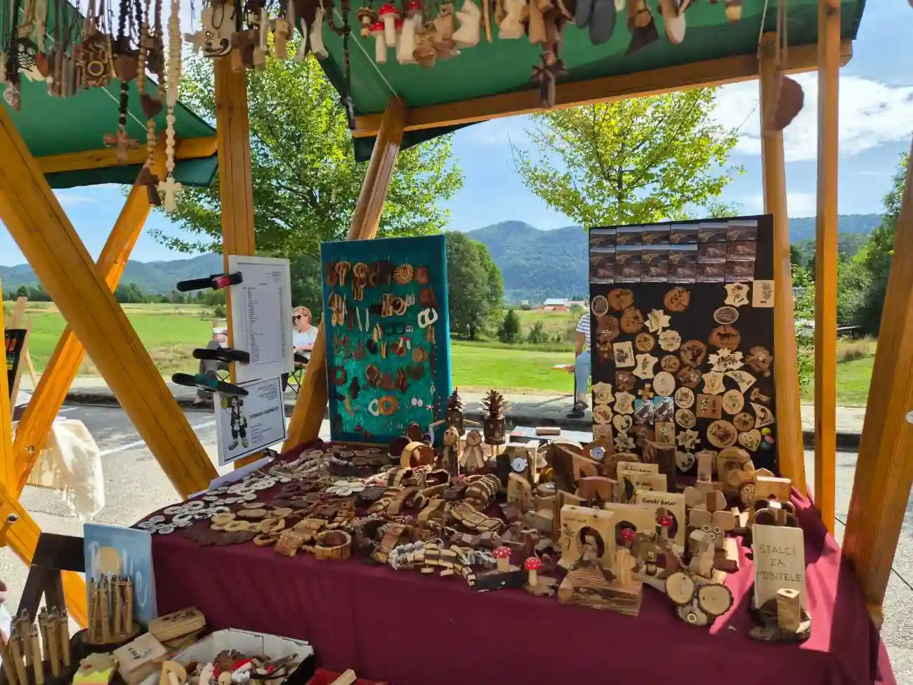 Medun fest štand s proizvodima od drveta. Ručni rad