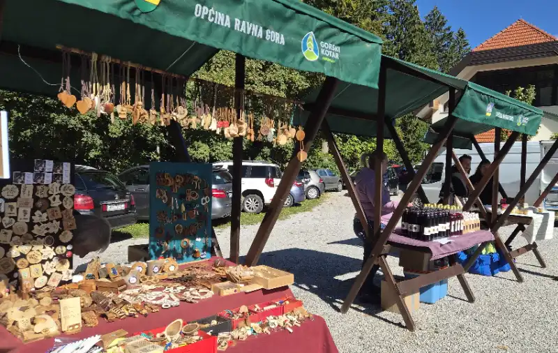 štand s domaćom radinosti ručna izrada nakita