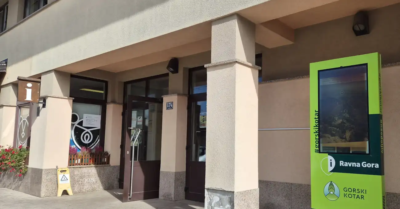 SPC Goranka ulaz u TIC Ravna Gora i izložbu 240 godina školstva u Ravnoj Gori